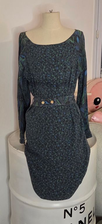 ROBE CAPTAIN TORTUE T1 – IMPRIMÉ VÉGÉTAL – CEINTURE DORÉE – TRÈS BON ÉTAT