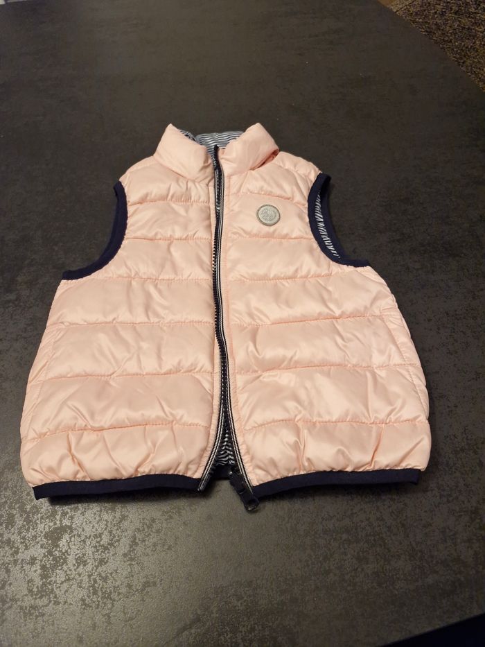 Doudoune avec capuche dans le col