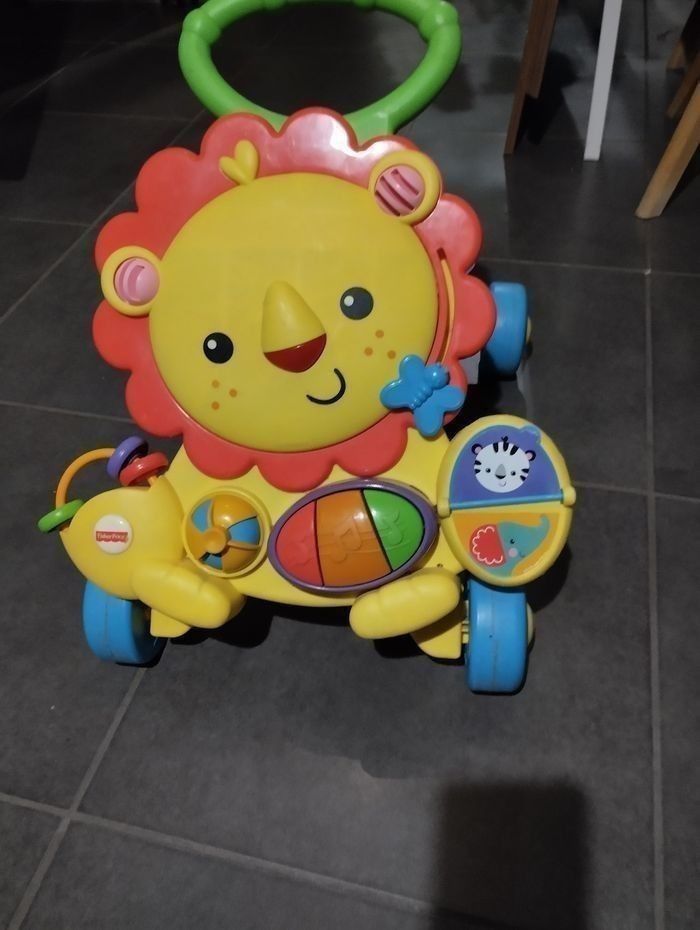 Trotteur lion Fisher price