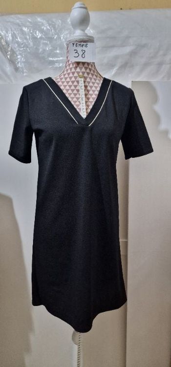 Robe, noir, en très très bon état, longueur 85cm, largeur 48cm, liseré doré sur l'encolure
