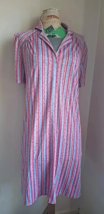 Robe ample et légère - rayée rose et bleu - en très bon état, taille 46