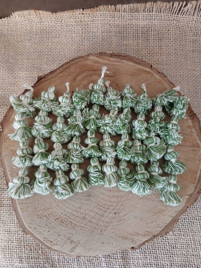Lot de 10 pompons long vert crème