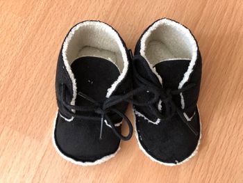 Jolie paire de chaussons noirs fourrées T. 3/6 mois neufs