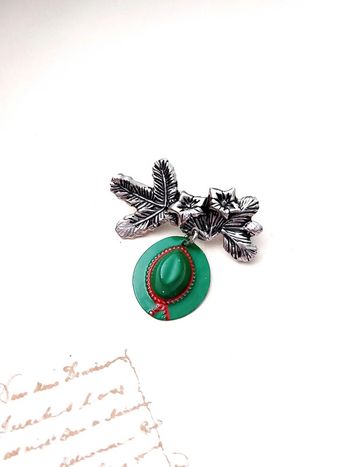 Broche vintage chapeau vert et fleurs