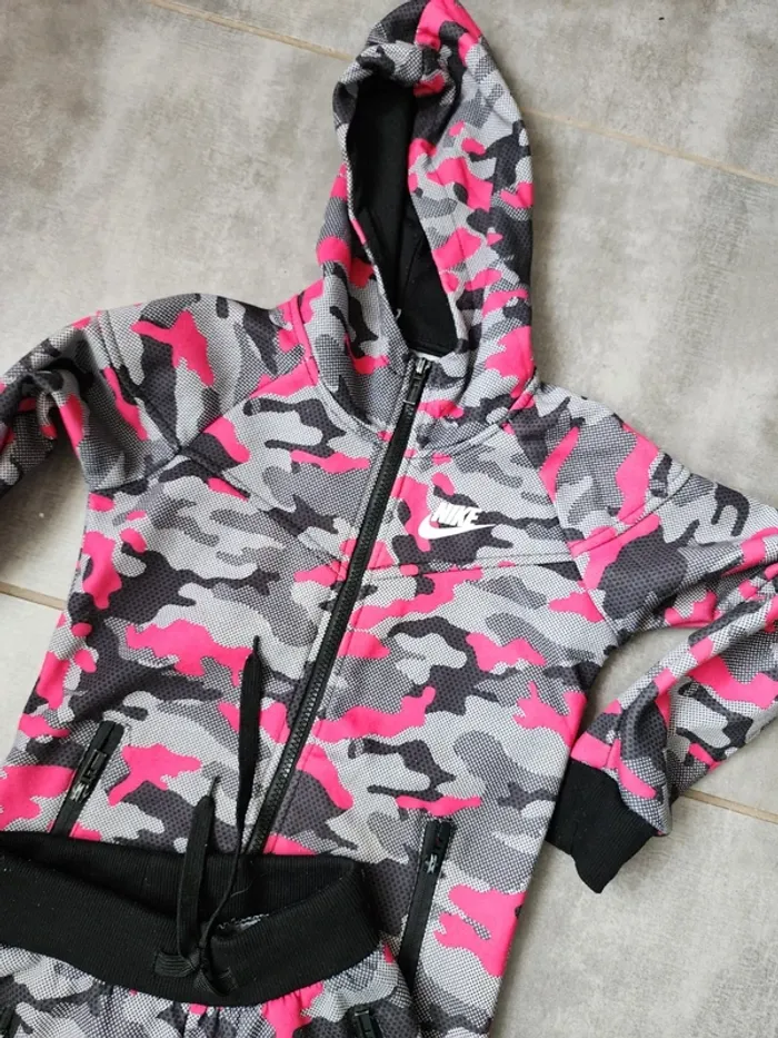 Ensemble jogging style nike taille7/8 ans - photo numéro 2
