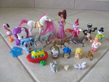 Lot de 20 figurines variées en plastique