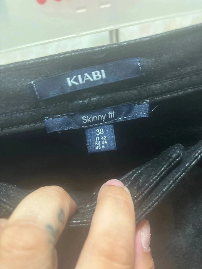 Pantalon simili cuir taille 38 skinny fit marque kiabi - photo numéro 4