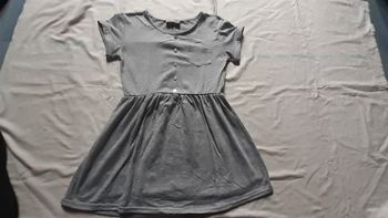 Robe grise claire à manches courtes