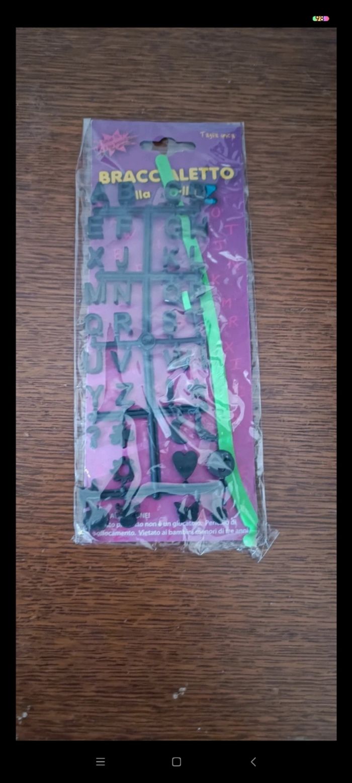 Fabriquer un bracelet alphabet en plastique