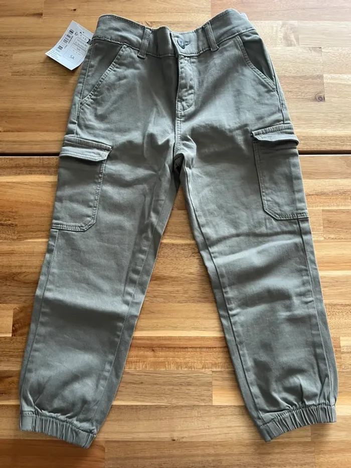 Pantalon cargo 5 ans neuf