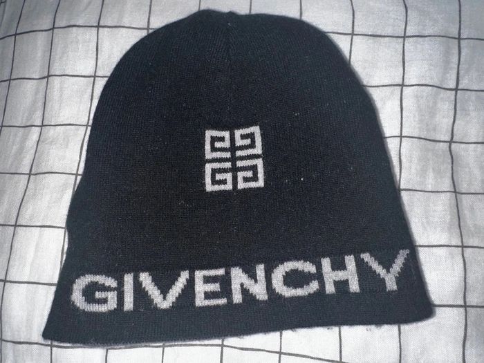 Magnifique bonnet Givenchy enfant