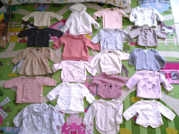 Lot 62 vêtements 1 mois fille - photo numéro 3