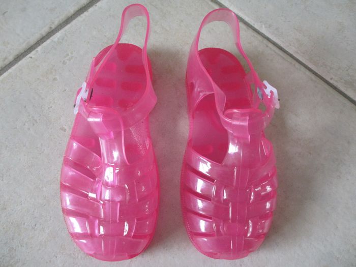 Sandalettes de plage en plastique – Pointure 26 - photo numéro 2