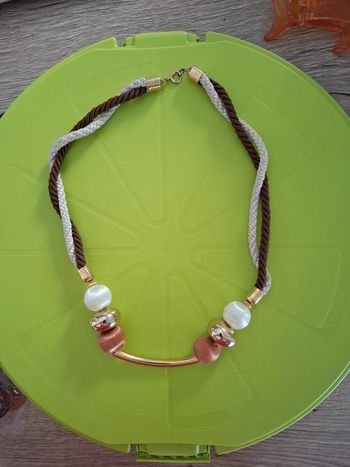 Collier doré blanc marron