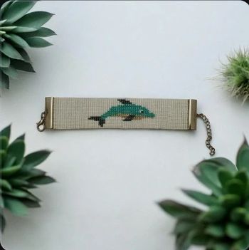 Bracelet dauphin fait avec des petites perles en très bon état