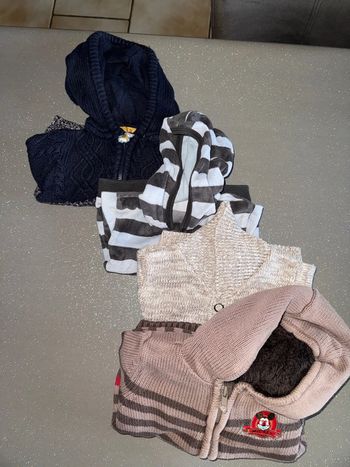 Lot de 4 gilets hiver 12 mois