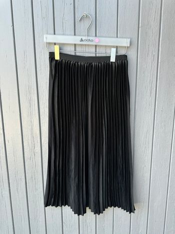 Jupe mi-longue plissée noir brillante satin