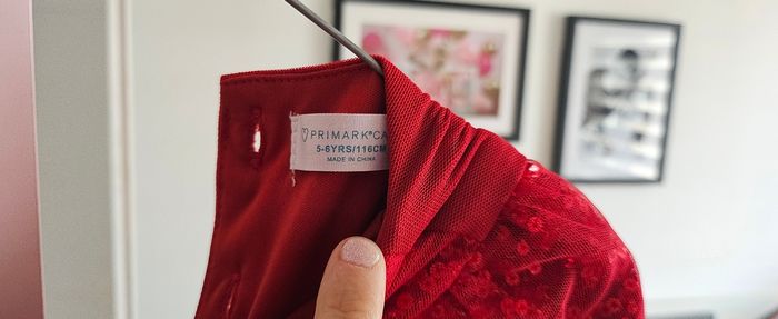 Robe rouge paillette 5-6 ans - photo numéro 2