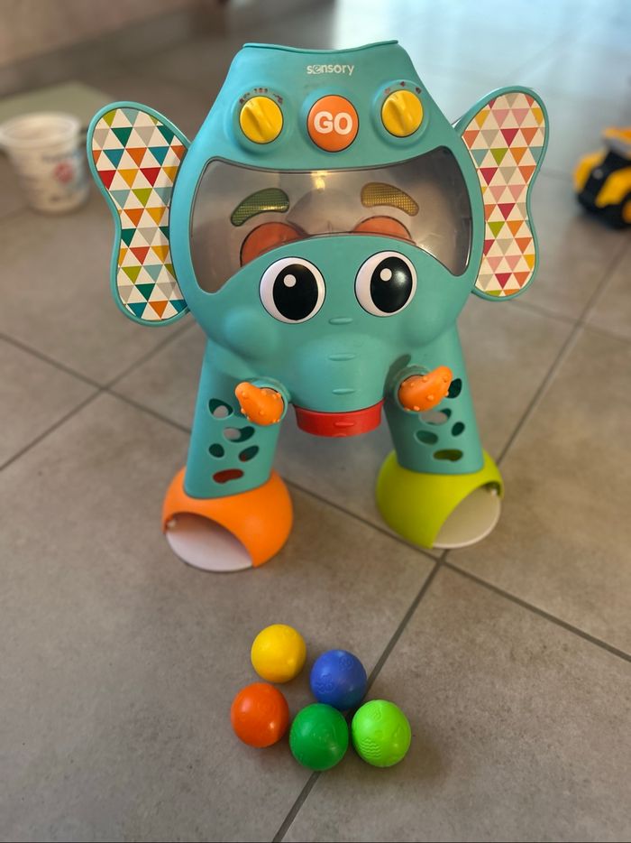 Éléphant avec balles - photo numéro 2