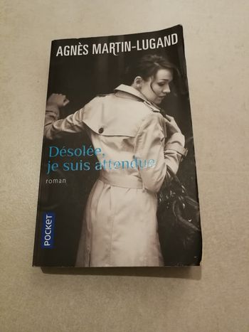 Livre de poche, désolée je suis attendue, de Agnès martin Lugand