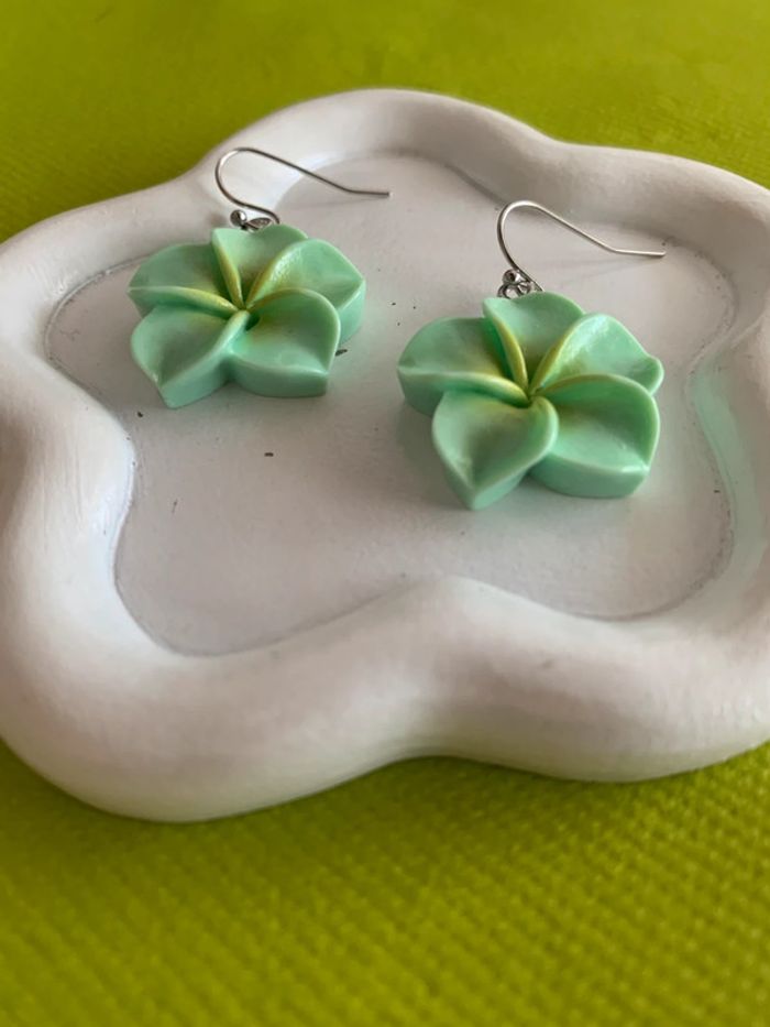 Boucles d’oreilles fleur d’hibiscus verte en résine - photo numéro 6