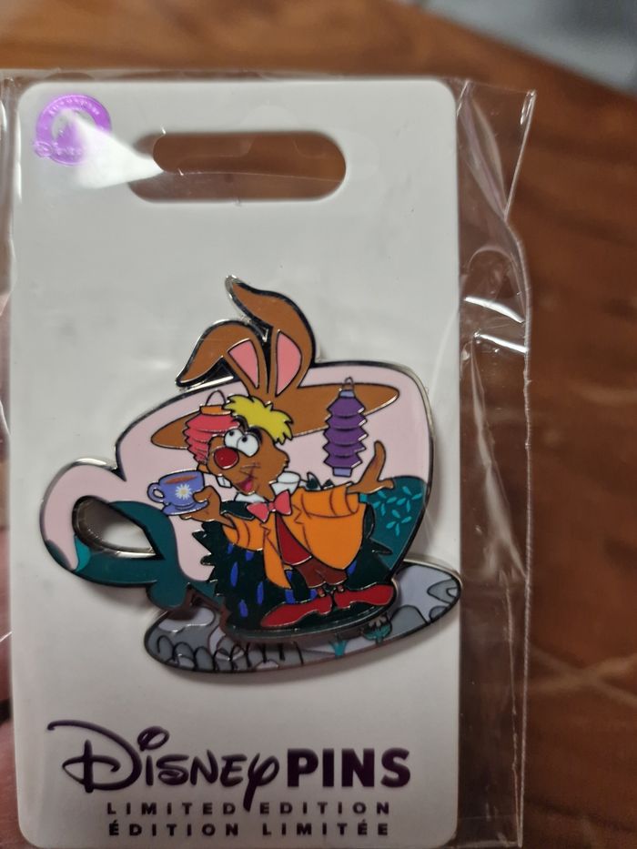Pins disney le lievre de mars de Alice edition limitée
