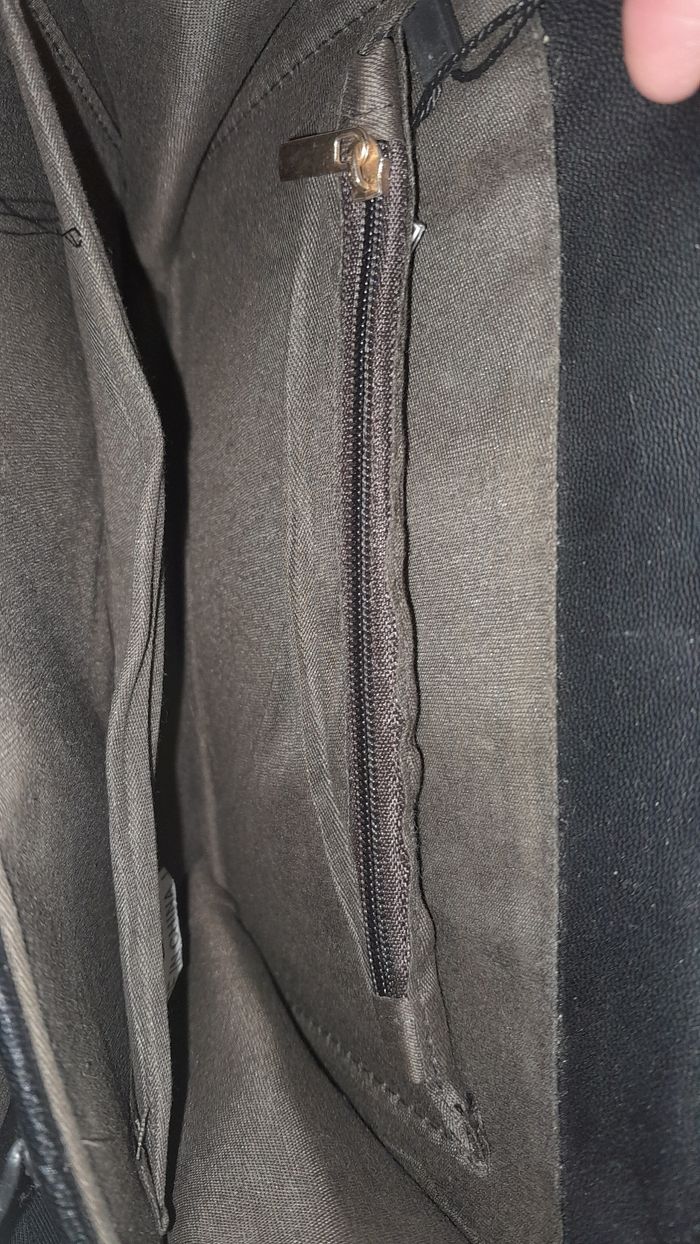 Sac tout neuf jamais utilisé un peu rouiller sur le bouton