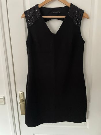Robe noir sequin sur les épaules