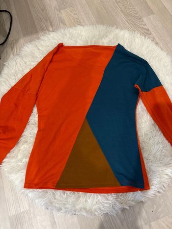 Teeshirt asymétrique orange bleu et marron