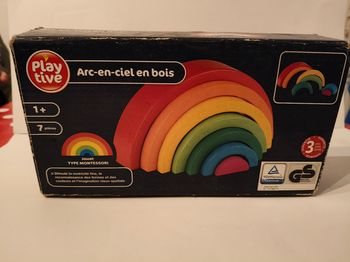 Jouet arc en ciel en bois Playtive dans sa boîte d'origine