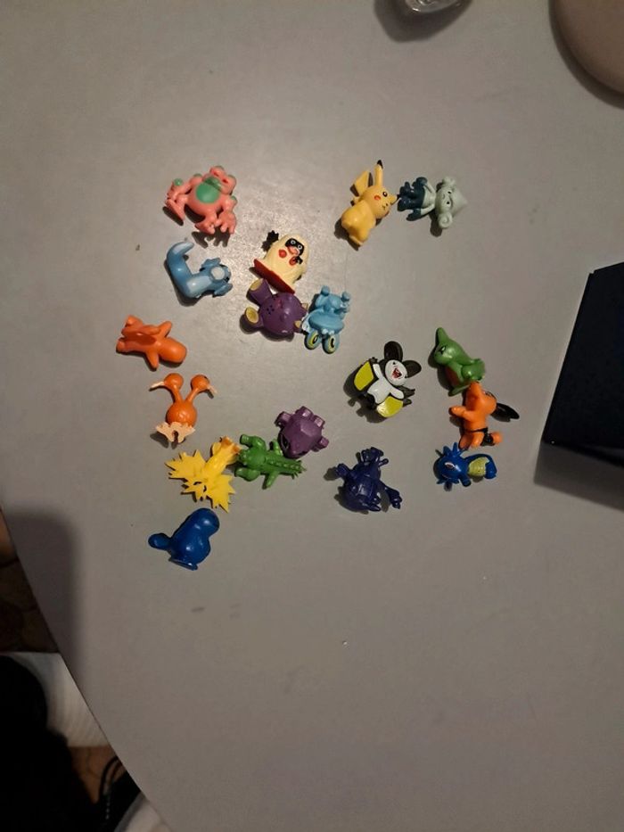 Lot de petites figurines pokemon