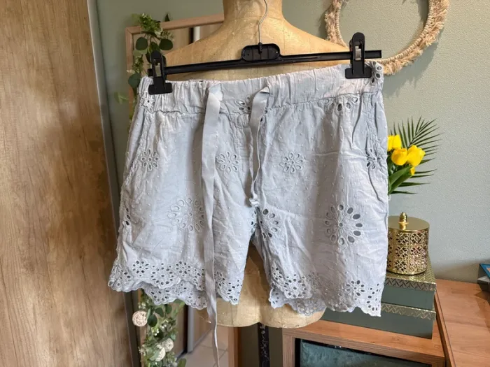 Joli short gris en broderie anglaise doublé femme