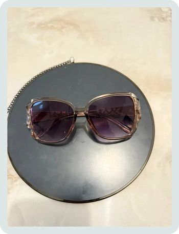 Lunette de soleil rose