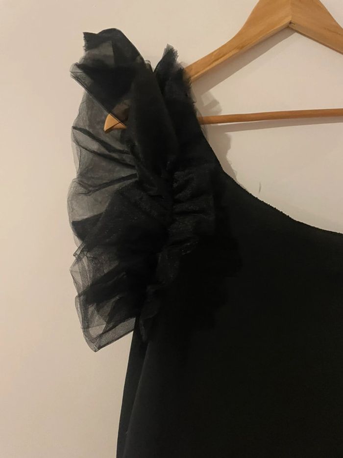 Robe fourreau noire uni manche à volants - photo numéro 2