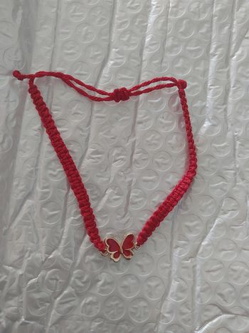Bracelet tressé rouge avec papillon