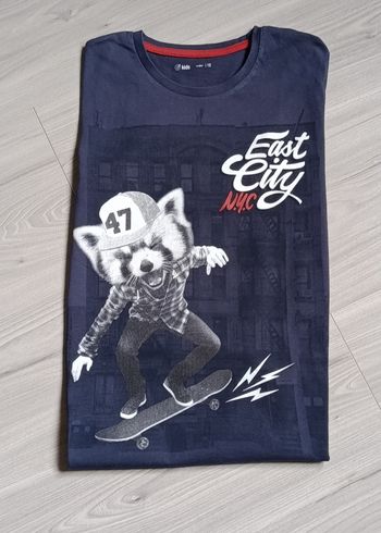 Très beau tee-shirt à manches longues de couleur bleu foncé. Taille 12 ans