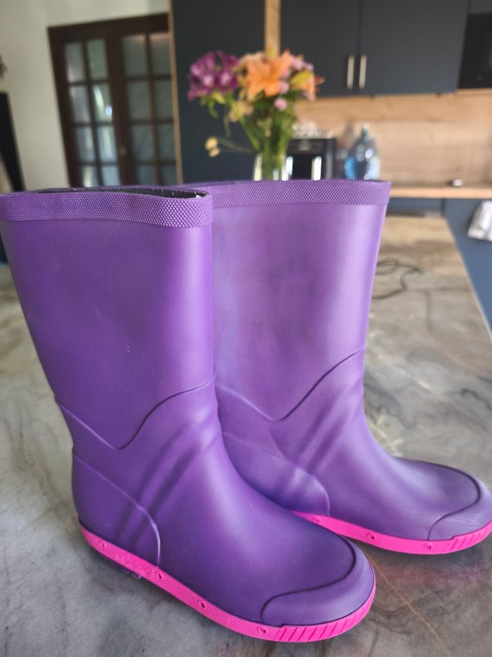 Bottes de pluie Decathlon. Couleurs violettes et Fushia. Taille 34. Lavées pour la vente. - photo numéro 3
