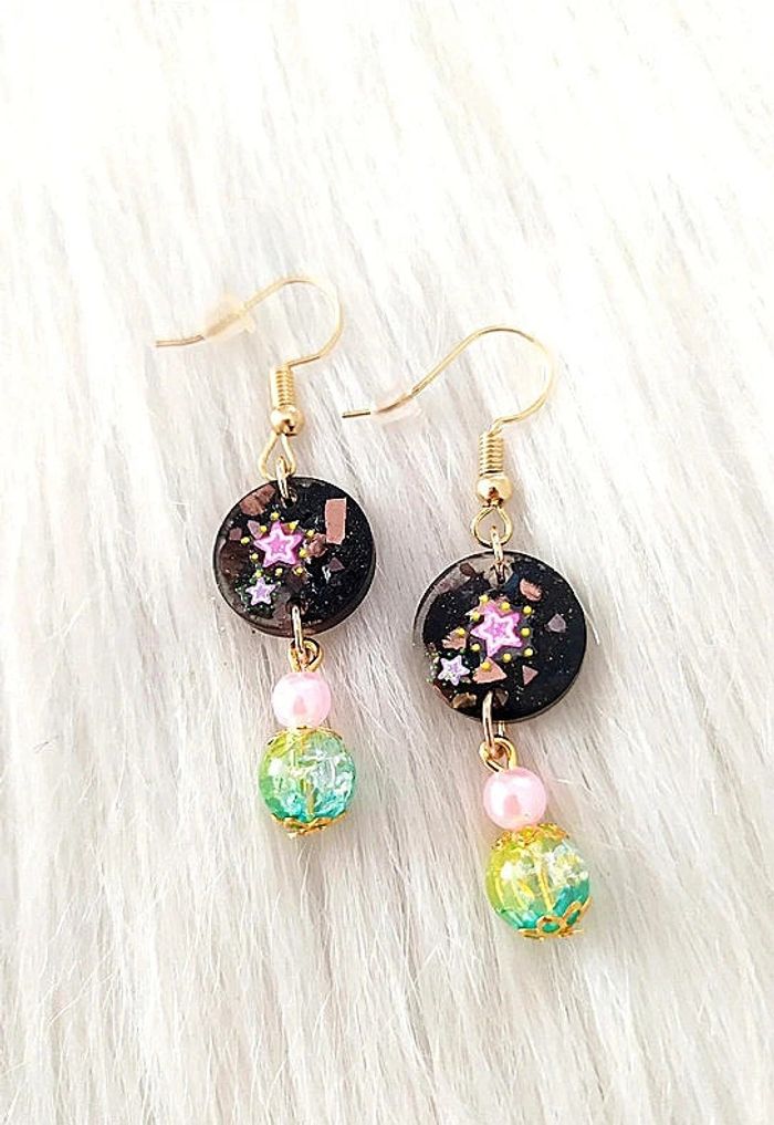 Boucles d'oreilles pendantes avec perle et motifs étoiles - photo numéro 2