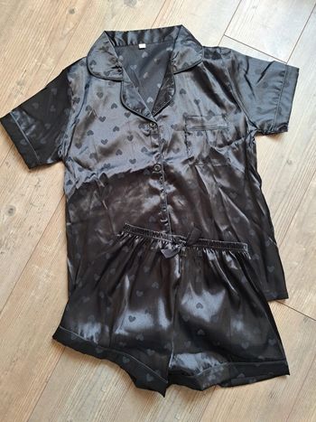 Set de pyjama satiné. Chemise + short.
Satin noir imprimé cœurs 🩷