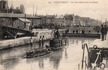 CPA - Marine Militaire - DUNKERQUE- Un Sous - Marin " dans les Ecluse " -N°7592