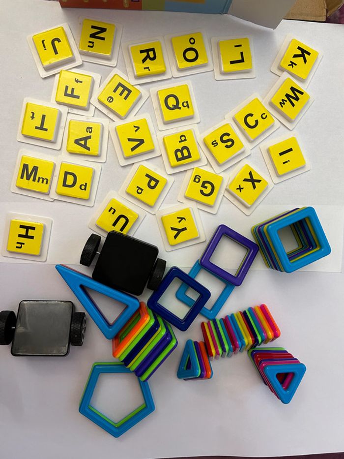 Neuf: jeu blocks magnétics et lettres de l’alphabet, 2 plateaux roues