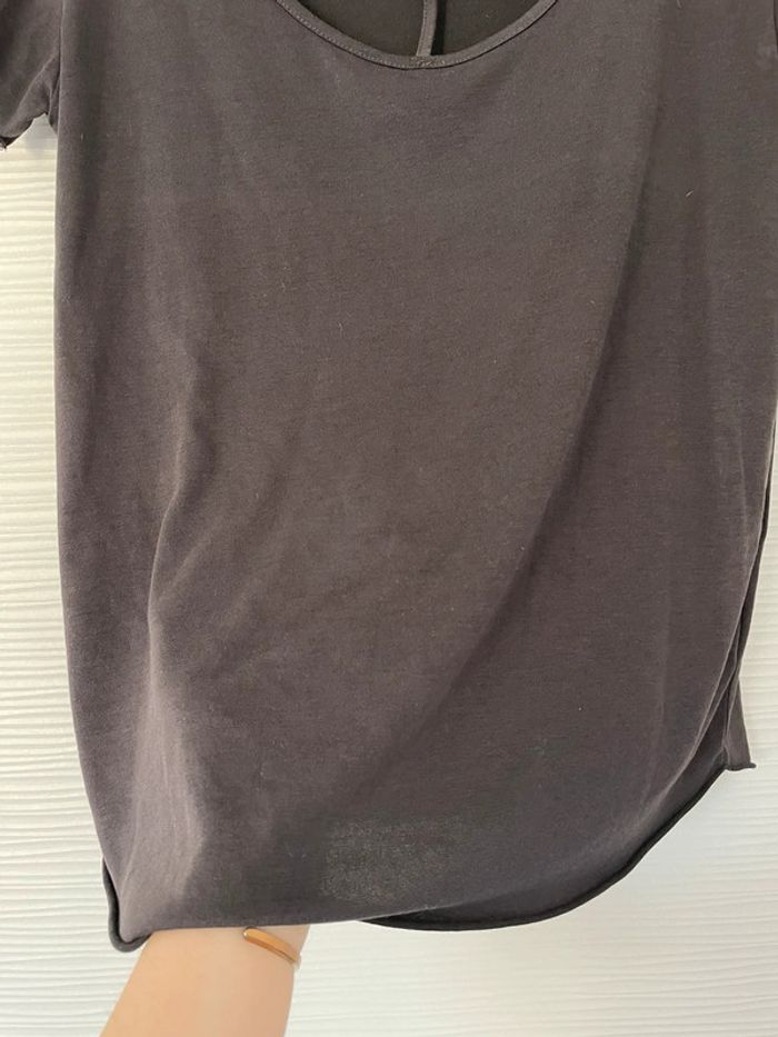 Haut t-shirt noir gris foncé fluide léger uni col rond à brides manches courtes décolleté - photo numéro 3