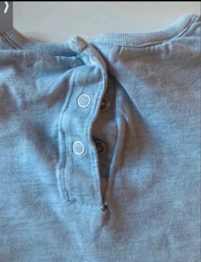 T-shirt / Sous pull manches longues TRÈS BON ÉTAT pour garçon taille 24 mois couleurs gris et noir - photo numéro 6