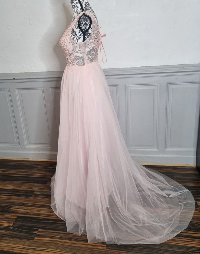 robe cérémonie longue buste dentelle et bas en tulle rose clair
Taille 38 - photo numéro 3