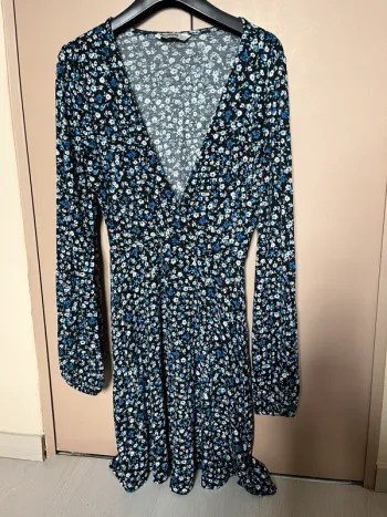robe fleuris bleu et noir stradivarius