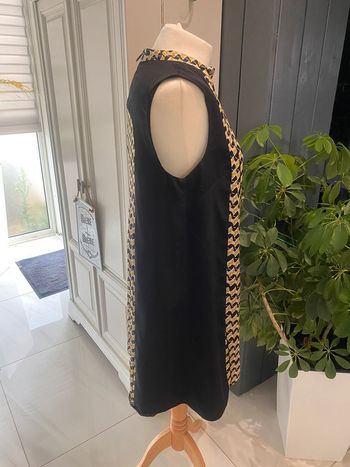 Robe noire et dorée
