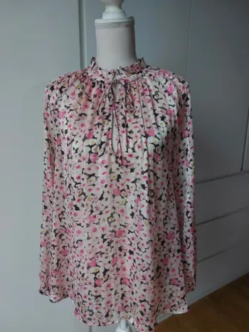 Blouse en voile légèrement satinée