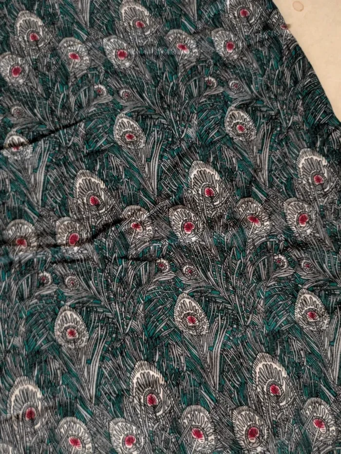 Joli pantalon fluide taille 42/44 motifs plume tons noir vert et rouge - photo numéro 2