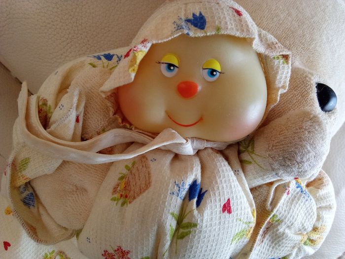 Peluche minouche ours ourson avec sa luciole Vintage crème tissu imprimé blanc paniers yeux noirs durs vintage ancien environ 30 ans  d'occasion à laver - photo numéro 3
