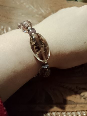 bracelet élastique perles en plastique violettes translucides.